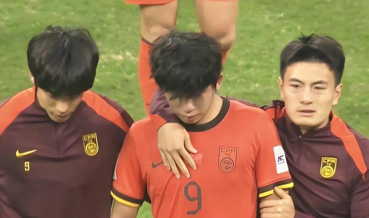 国足中锋焦虑，被小将朱鹏宇这一脚踹飞了？