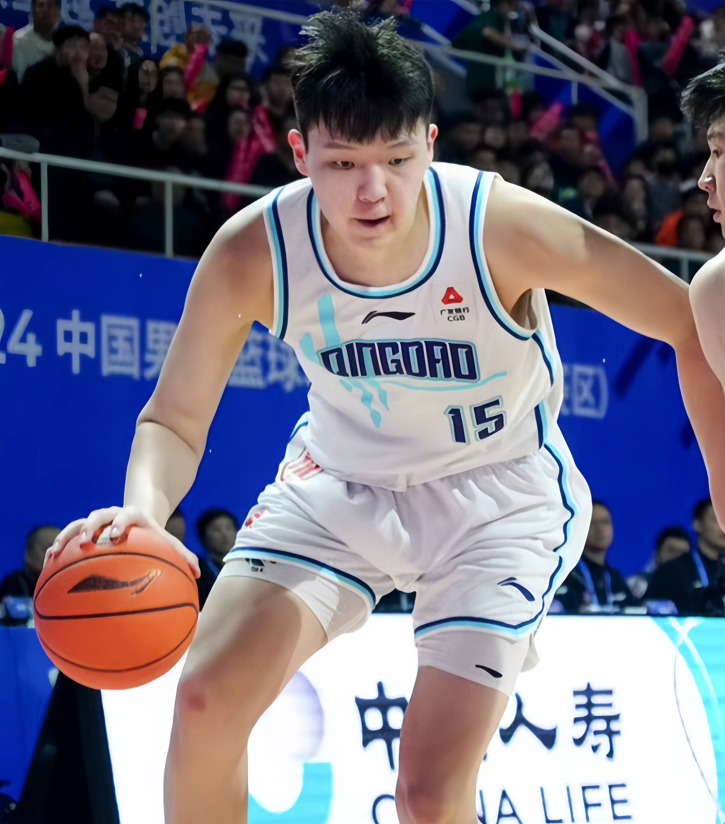 杨瀚森高位策应传球失误被换下，双手掩面略显沮丧