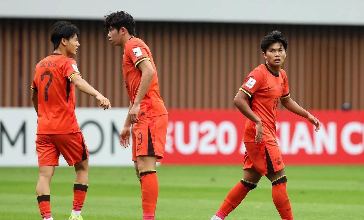 亚美体育网页版-东亚杯-黄政宇首球国足两中框1-0中国香港