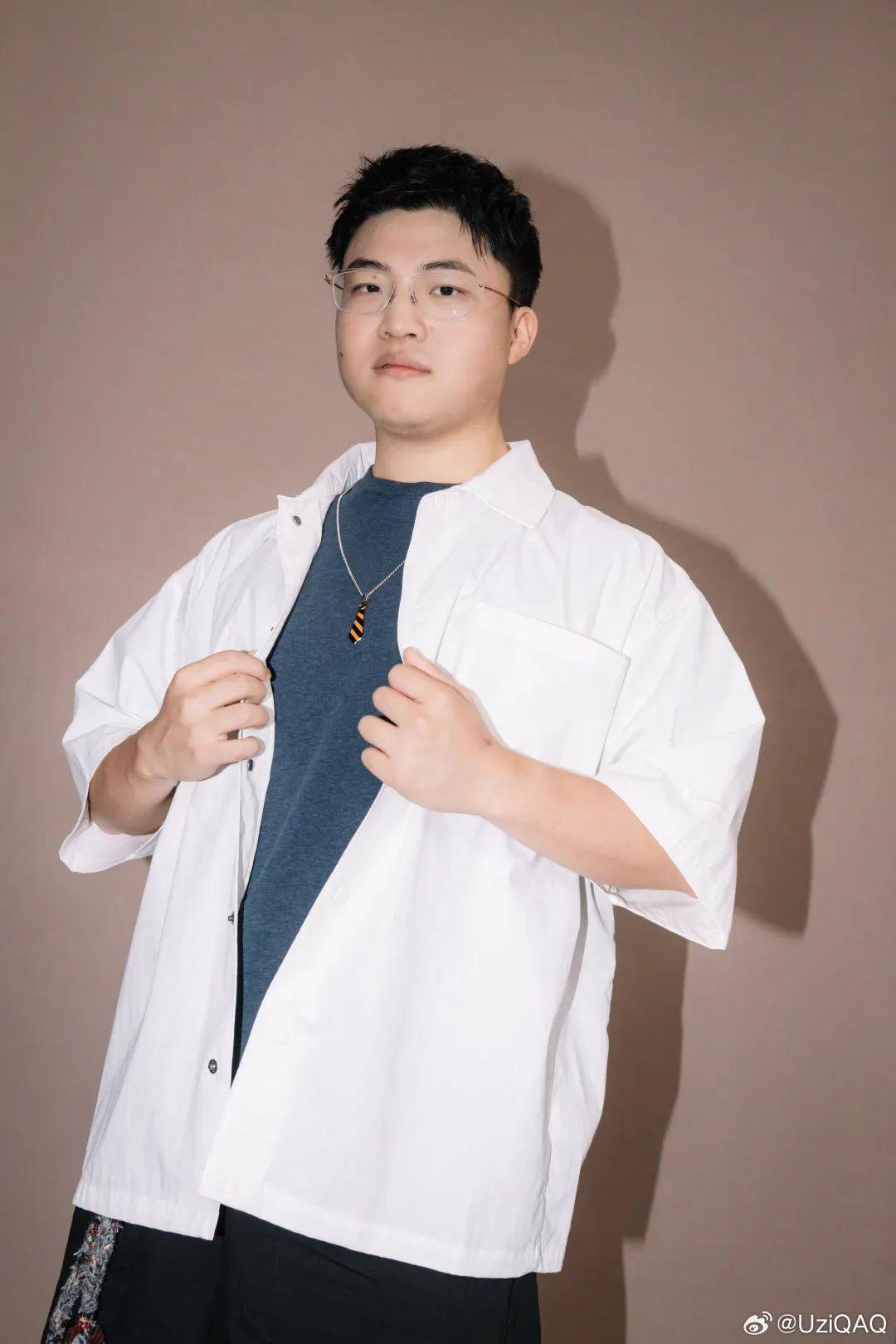 Uzi妻子致简自豪：你是我们永远的骄傲与榜样
