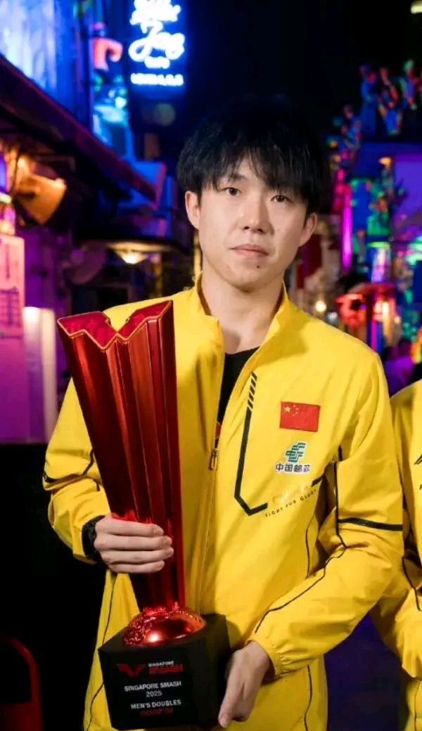 胜利的喜悦点燃全场，球员无限自豪的简单介绍