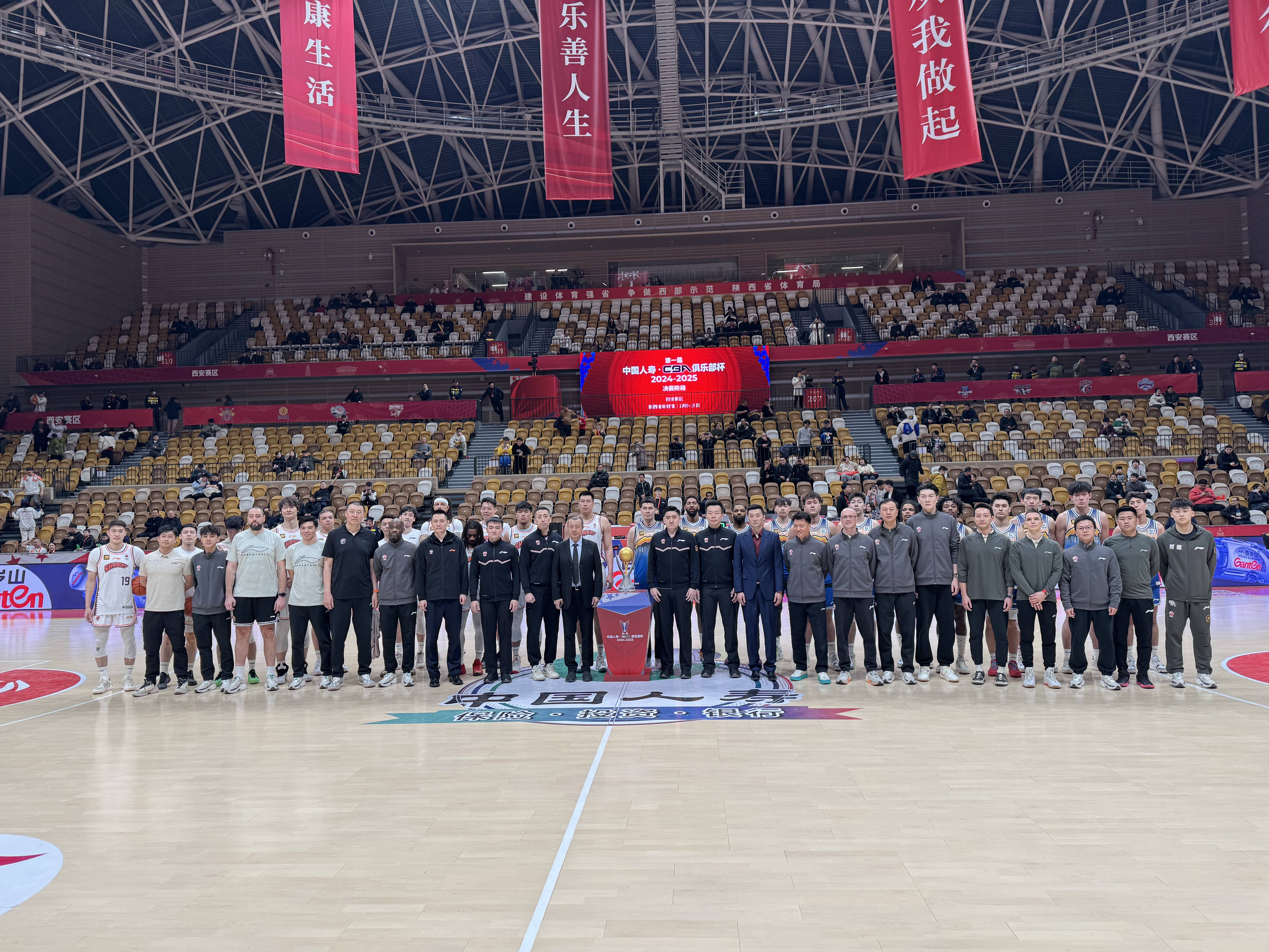 包含CBA俱乐部杯首场比赛上海久事大鲨鱼对阵山西队的词条