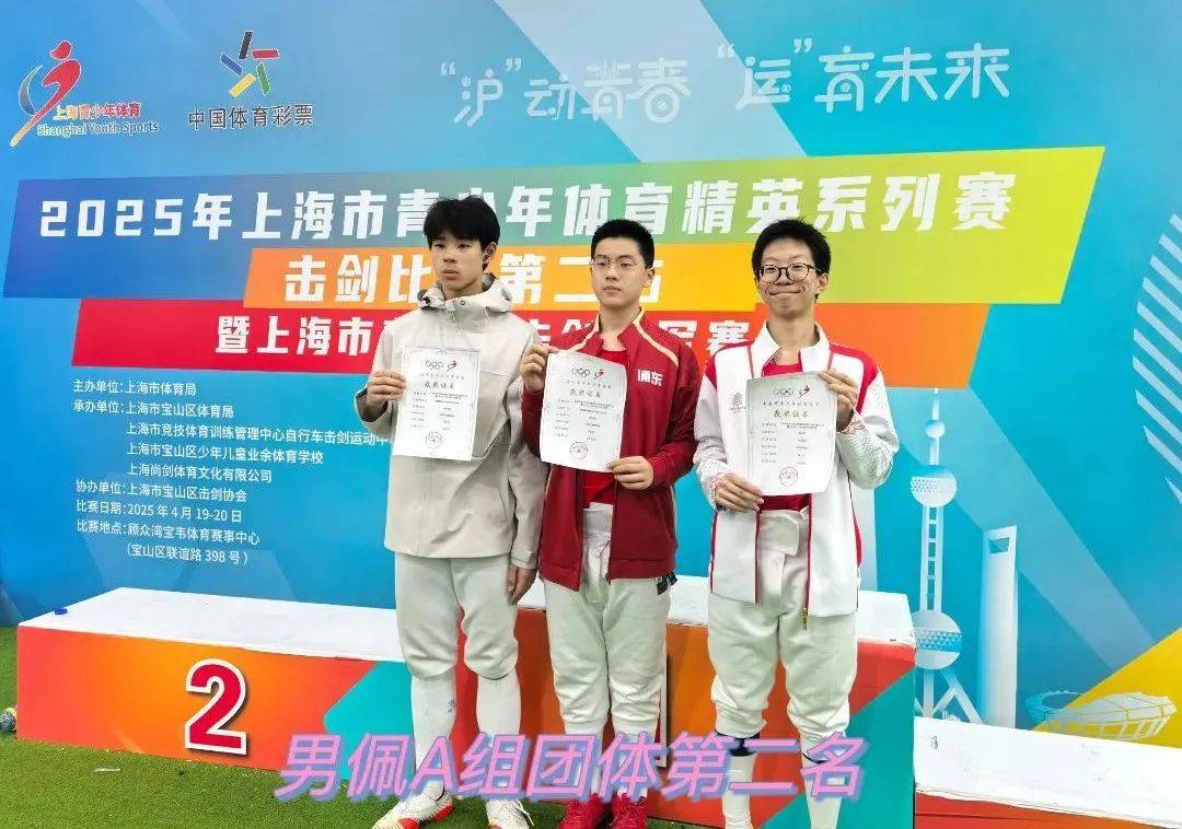 激烈的比赛中，队员们展现出色斗志